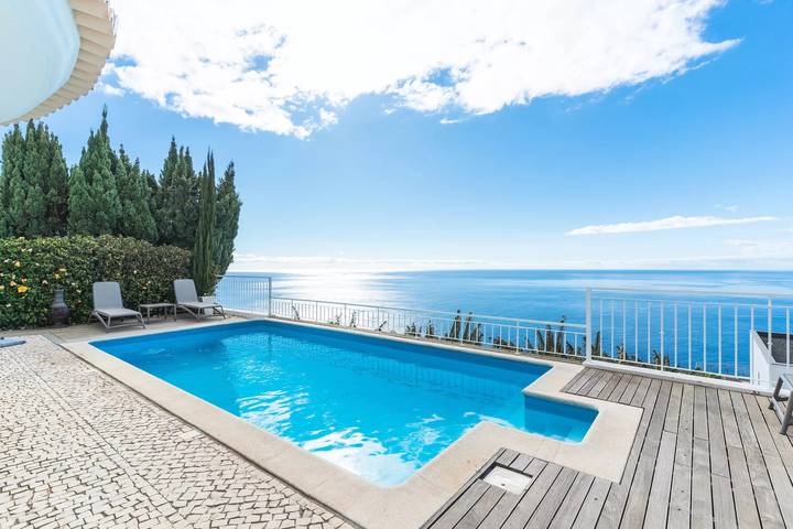 Location de vacances pour 6 personnes, avec piscine ainsi que balcon et vue à Ponta do Sol