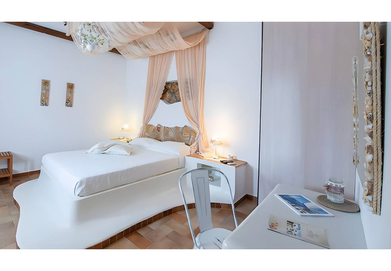 Entire studio, Studio 'Erato' with Private Terrace, Wi-Fi and Air Conditioning in Gournado-Fylakopi