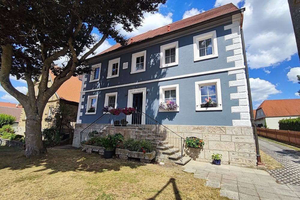 Ganze Wohnung, Renoviertes Polizeigebäude mit Balkon, Bahnhaltestelle, 6km nach Rothenburg odt. in Steinsfeld, Romantische Straße