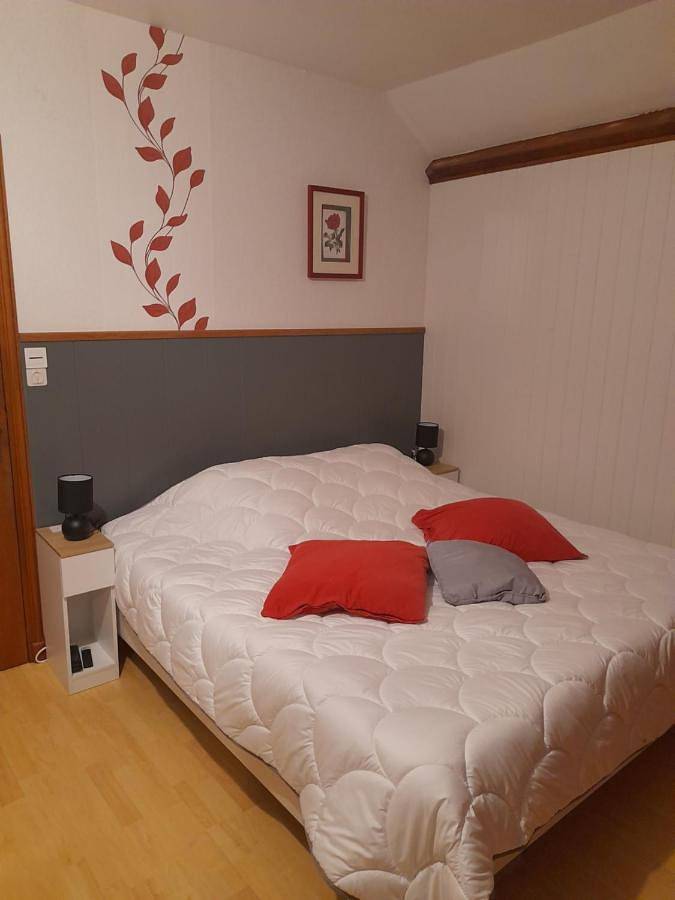 Location de vacances pour 4 personnes, avec piscine ainsi que terrasse et vue à Magnien