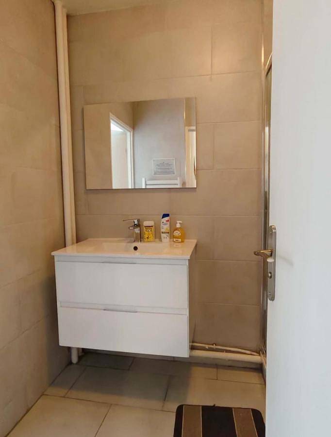 Appartement entier, 1 bedroom & salon, La Defense, Metro, parking in Courbevoie, Hauts-de-Seine