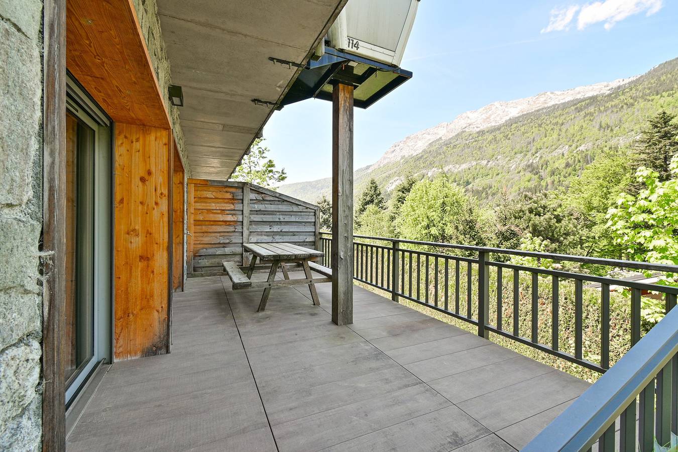 Appartement entier, Appartement Alice dans chalet avec vue sur la montagne et terrasse partagée in Les Villards-sur-Thônes, Région d'Annecy