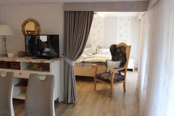 Hel lejlighed, Holiday Apartment Landidyll with Private Terrace, Shared Garden and Wi-Fi in Enzklösterle, Nord Sortskoven
