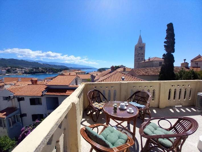 Ferienwohnung für 5 Personen, mit Terrasse und Garten sowie Ausblick in Rab Stadt