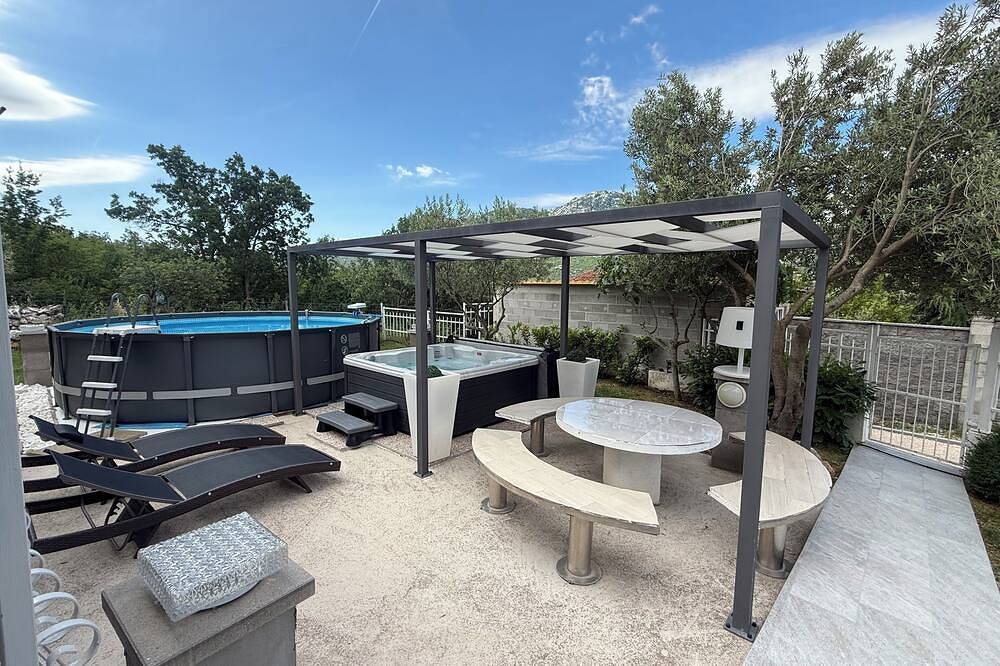 2-Bedroom House with Pool&Jacuzzi in Peaceful Kotlenice near Split town in Dalmatinisches Zagora