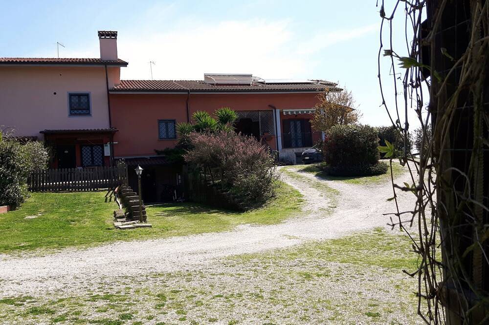 Entire apartment, Comfortable mini-apartment surrounded by the greenery of a large garden. in Bracciano, Lake Bracciano