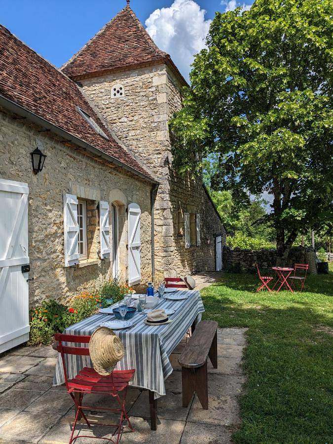 Location de vacances pour 6 personnes, avec vue ainsi que jardin et piscine à Reilhaguet - 2
