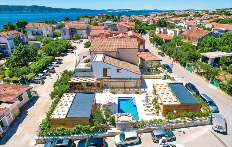 Gemütliche Ferienwohnung mit Pool, WLAN, Parkplatz und nur 1 km vom Strand entfernt in Spongiola, Brodarica