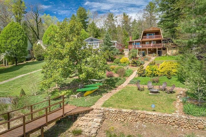 Vacation rental for 14 people, with terrace in Lake James