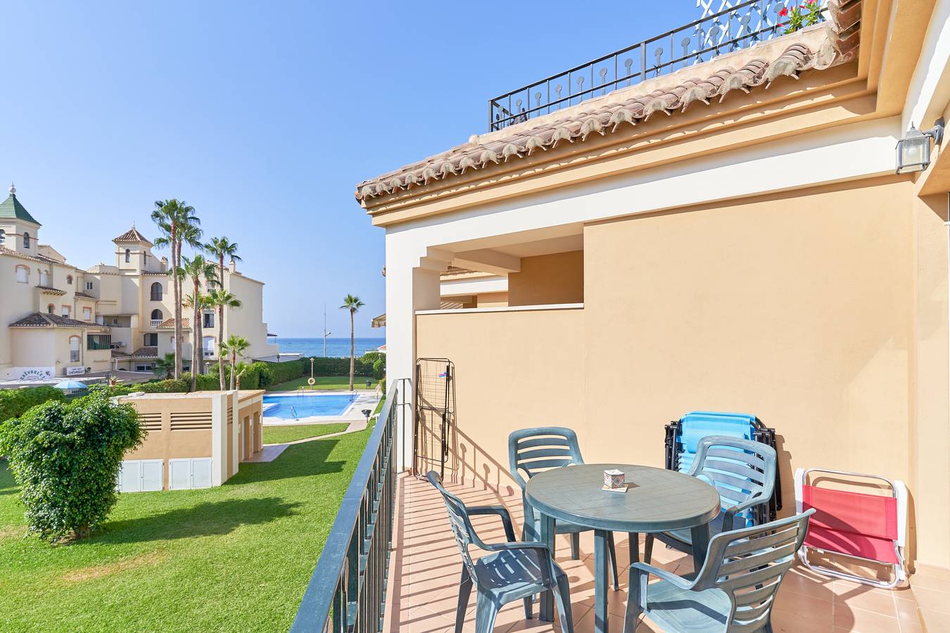 Entire apartment, Apartment 'Las Palmeras A92' with Sea View, Shared Pool and Wi-Fi in Torrox Costa, Torrox