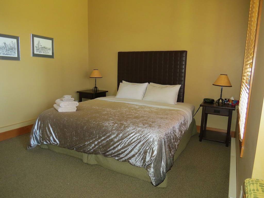 Ski-in-Ski-out, privater Whirlpool, geräumige Endeinheit, Panoramablick in Kicking Horse