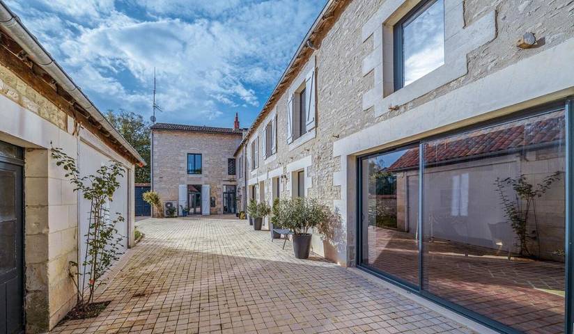 Gîte pour 2 personnes, avec Terrasse ainsi que Jardin et Vue à Neuville-de-Poitou