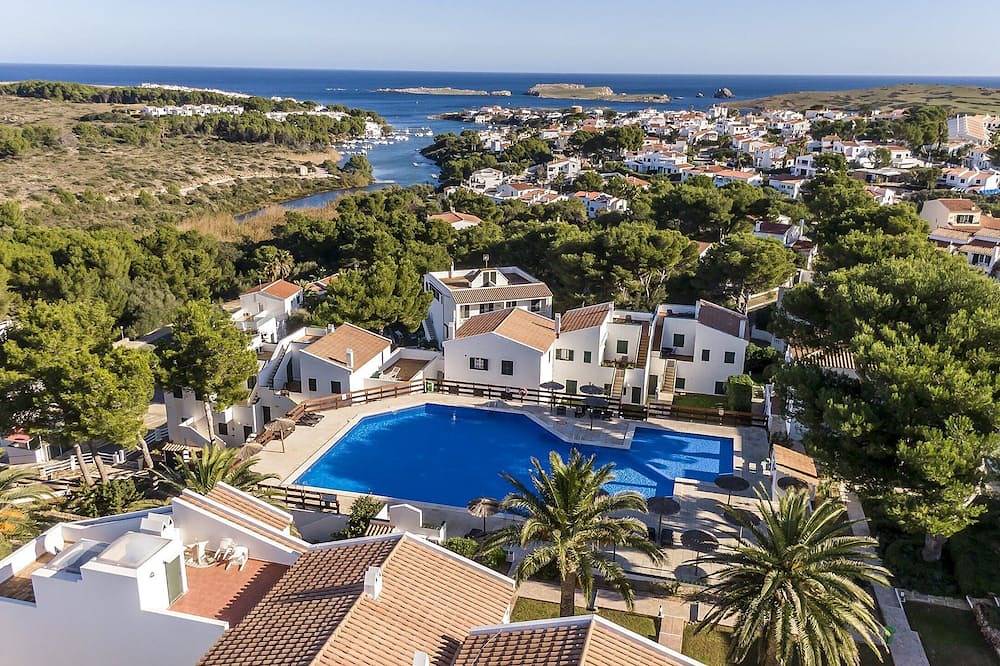 Ganze Wohnung, Maisonette-Doppelhaushälfte mit Pool, Klimaanlage, Grill in Port d'Addaia, Es Mercadal