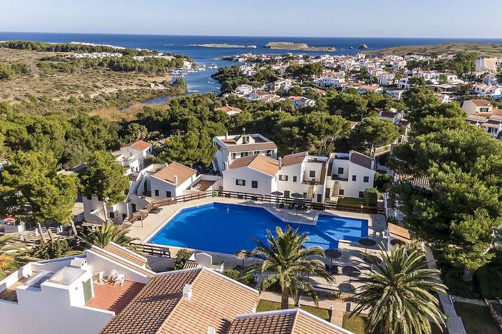 Apartamento entero, Casa Adosada Duplex en complejo con piscina comunitaria, Aire acondicionado. in Port d'Addaia, Es Mercadal