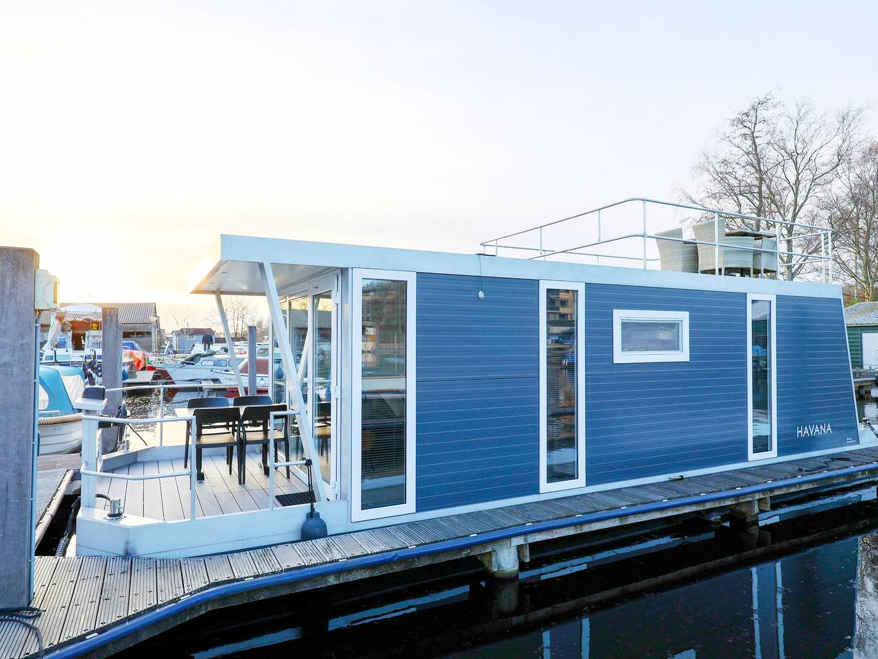 Houseboat Escape with Roof Terrace in Amsterdam Zuid, North Holland