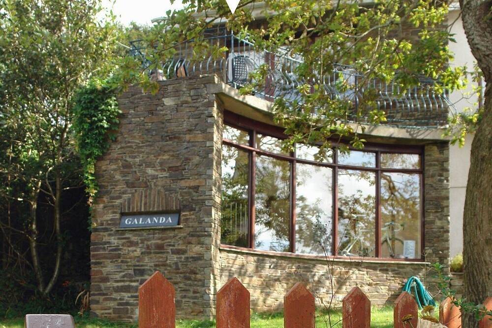 Galanda Treetops, pet friendly, with a garden in Newton Ferrers in Newton and Noss, South Devon