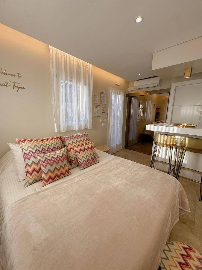 Gîte pour 2 personnes, avec terrasse dans Plage de la Bouillabaisse - 3