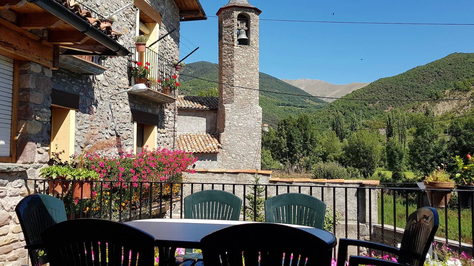 Casa de vacaciones 'Teule 1' con vistas a la montaña, piscina compartida y Wi-Fi in Sarroca de Bellera, Pirineo Catalan