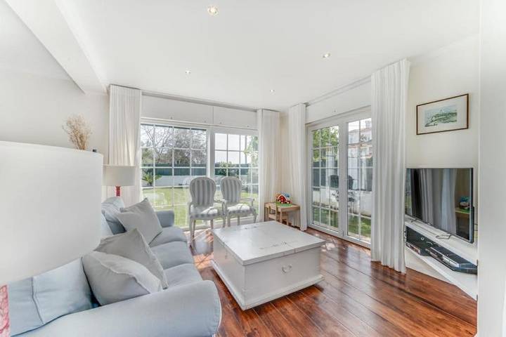 Casa de férias para 8 pessoas, com jardim e varanda em Estoril