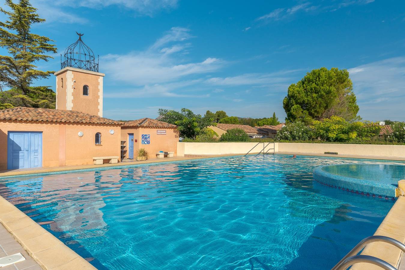 Apartamento entero, Encantadora casa de 2 dormitorios con piscina, wifi y aire acondicionado en tranquila Eyguières in Eyguières, Region de Arles