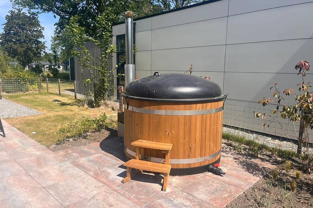 Chalet with 3 bedrooms and a terrace with hottub in Veluwemeer