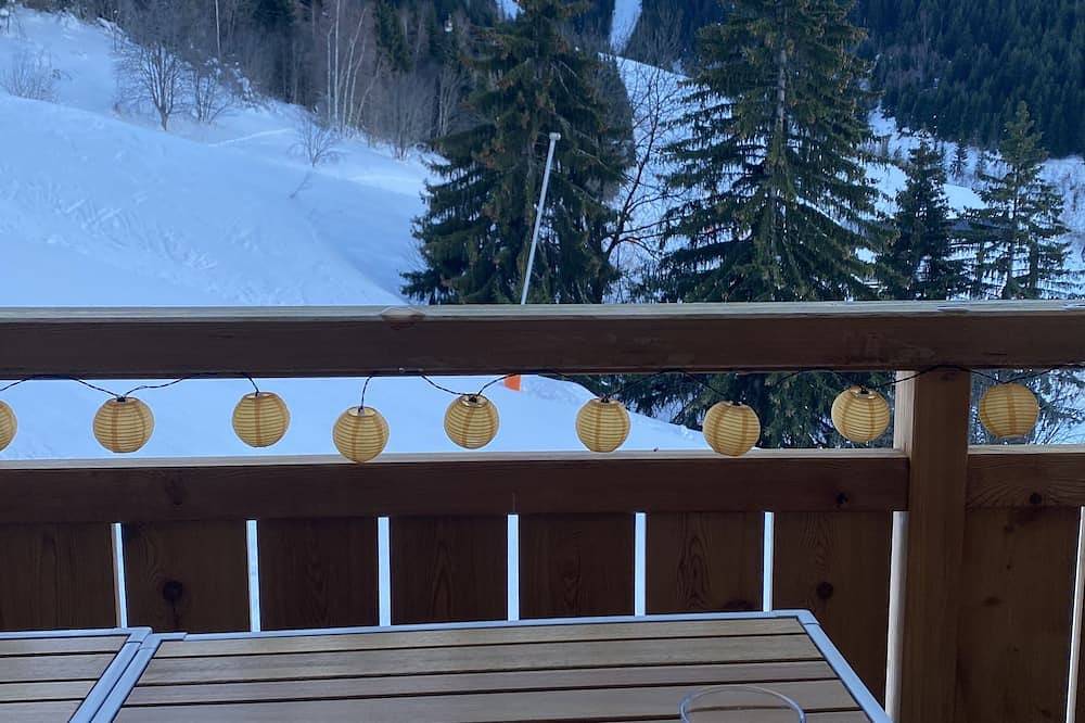 Entire apartment, Skicycleoisans 4 * rated accommodation with direct piste access in Oz en Oisans in Oz, Écrins National Park