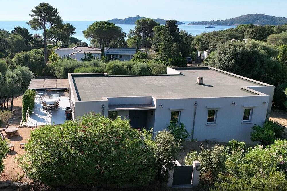 Villa 6 to 12 pers, swimming pool, 3mn walk to beaches, restaurants & water activities in Pinarellu, Zonza