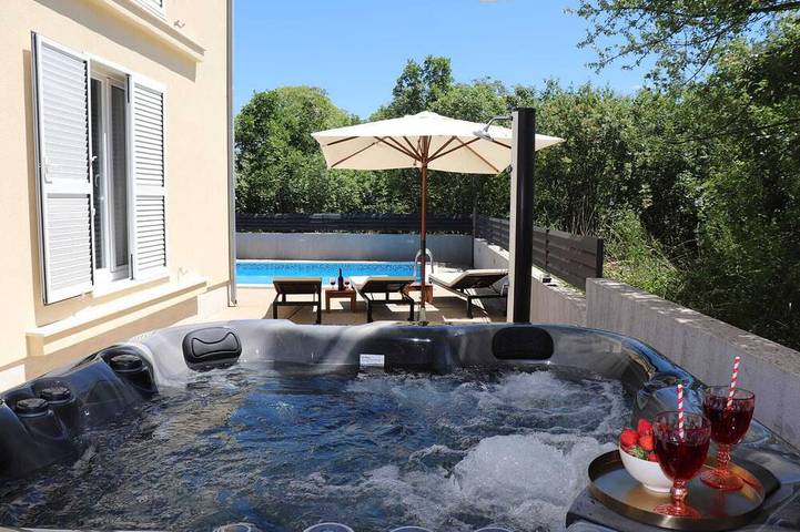 Luxury Villa with Heated Pool, Spa & Sports Court near Split in Dugopolje, Dalmatinisches Zagora