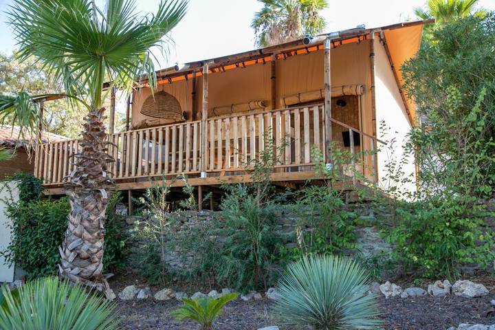 Camping pour 2 personnes, avec jacuzzi ainsi que jardin et piscine à Fréjus - 2