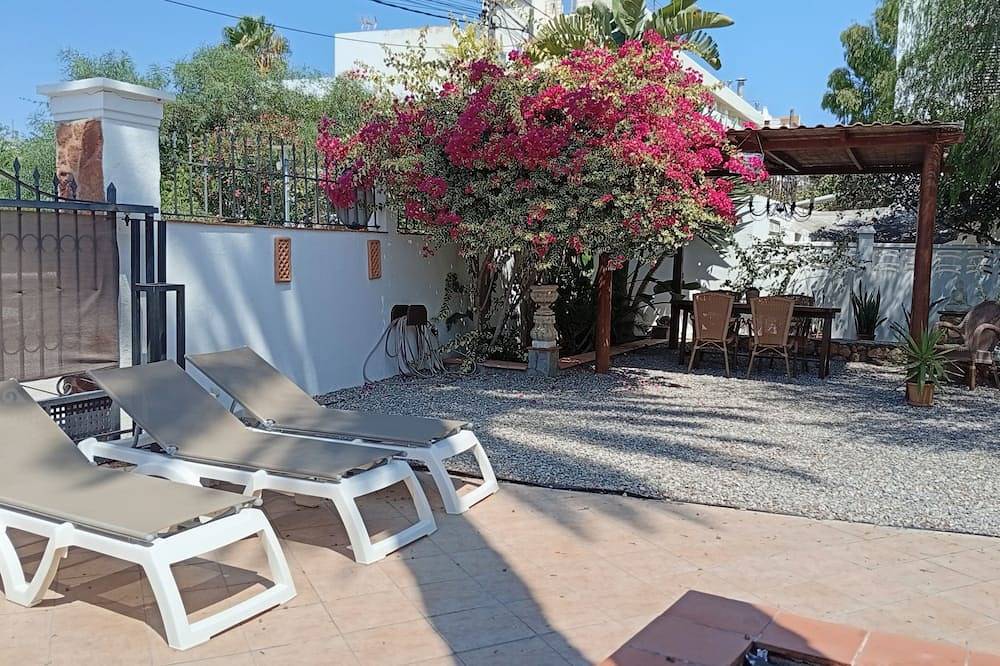 Sonniges Haus, Garten, Pool, 1 Minuten Von Vier Stränden Zu Fuss in Es Canar, Santa Eulària des Riu