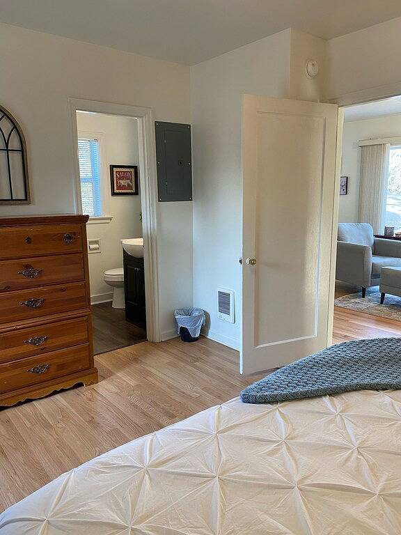 Ganze Wohnung, Unit C at the Manor House Month to Month in Salem (OR), Willamette Valley