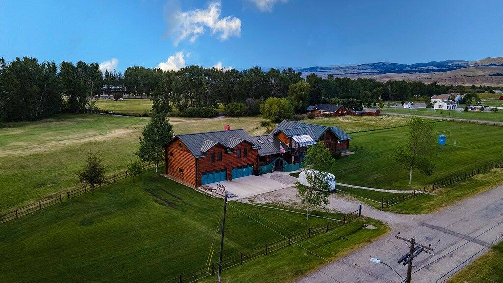 Golfcourse Getaway - Spacious and Relaxing Log Home in Anaconda-Deer Lodge County, Deer Lodge County