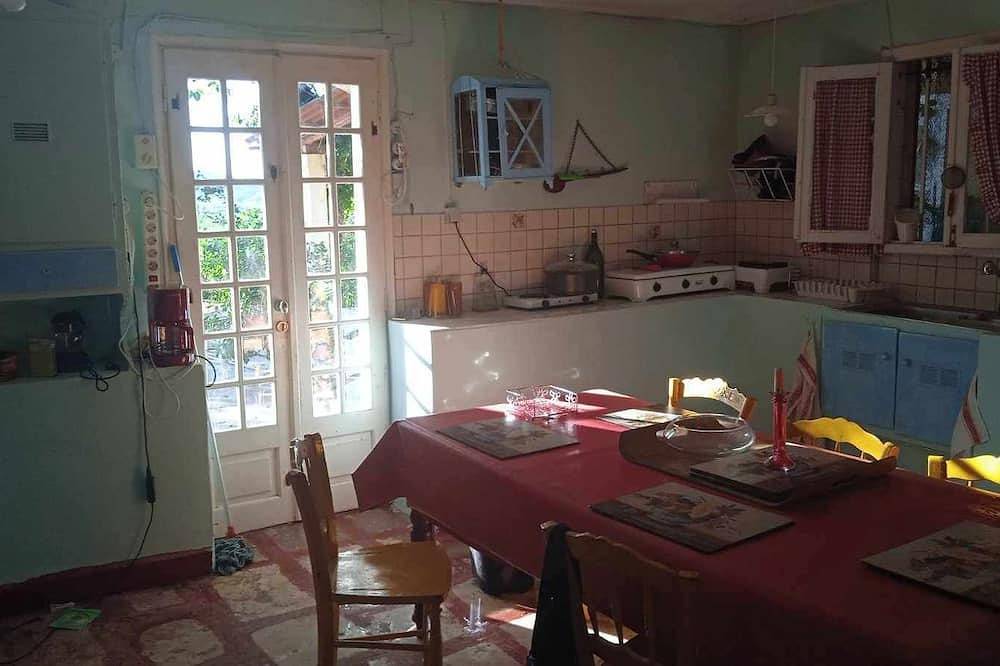 Nice traditional cottage built in 1875 in zakynthos island in Zante