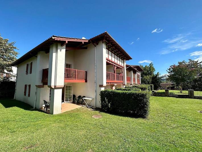 Gîte pour 3 personnes, avec piscine et terrasse ainsi que jardin et vue à Uhart-Cize - 2