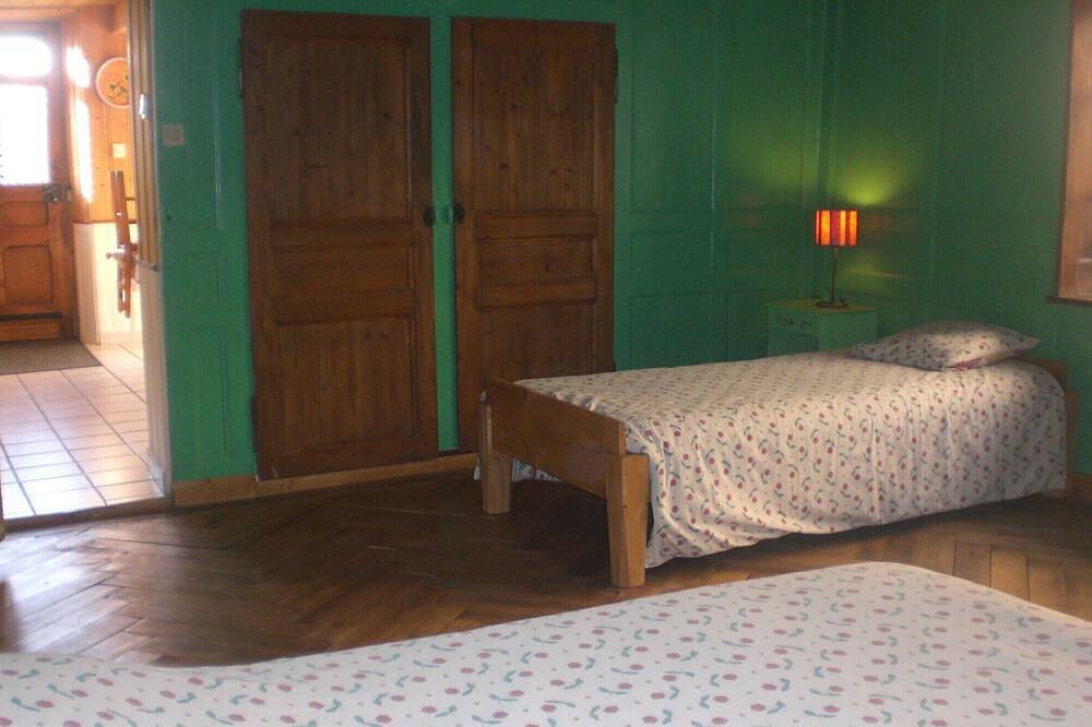 Ganze Wohnung, Alte renovierte Comtoise-Farm in La Chenalotte, einem Dorf 20 km von der Schweiz entfernt in La Chenalotte, Doubs