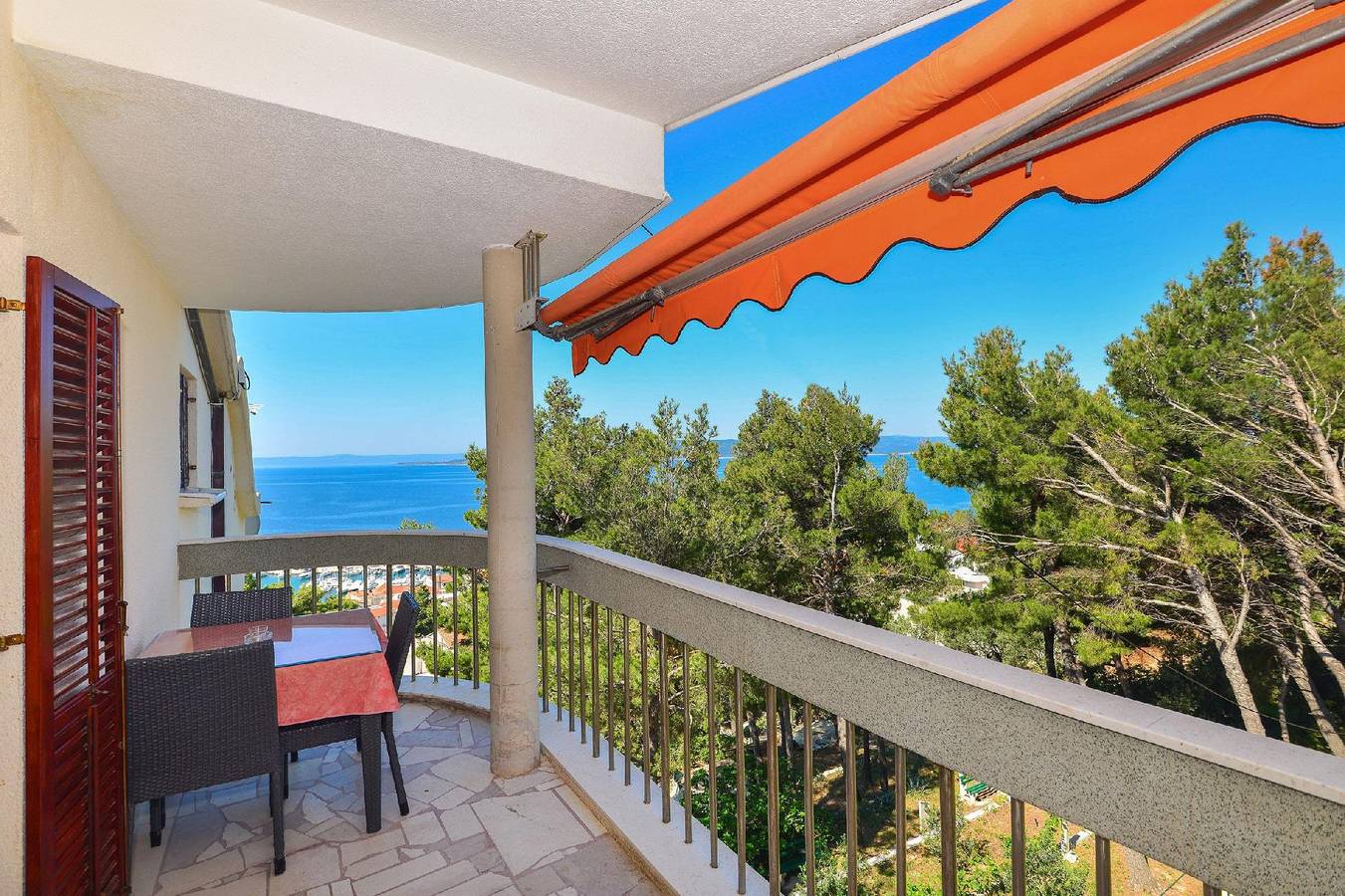 Appartement de vacances entier, Villa Biokovo, with a sea view between pines in Baška Voda, Makarska riviera