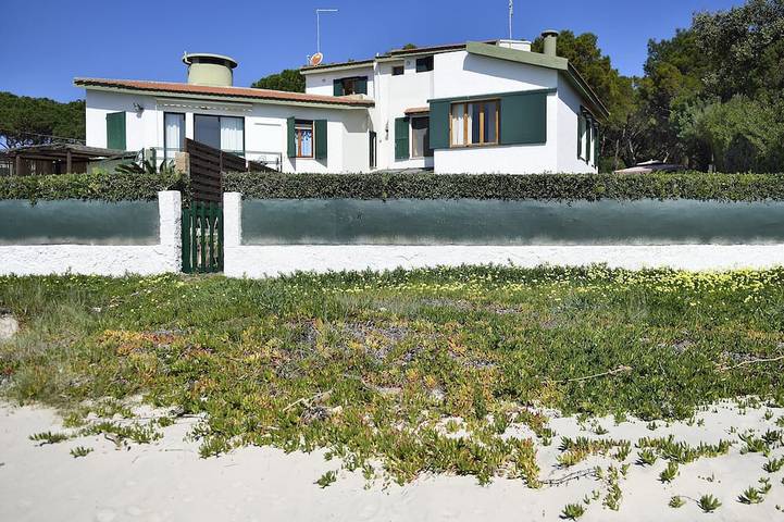 Casa sulla spiaggia per 9 persone, con giardino in Sud della Sardegna