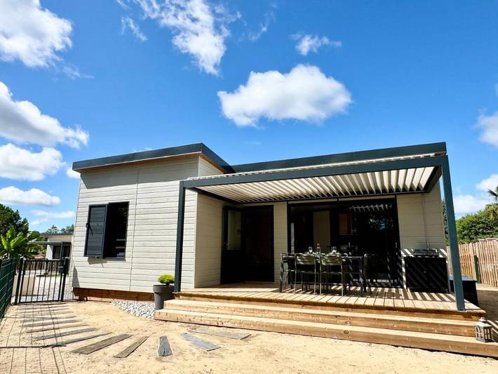 Camping pour 4 personnes, avec terrasse ainsi que jardin et piscine, animaux acceptés