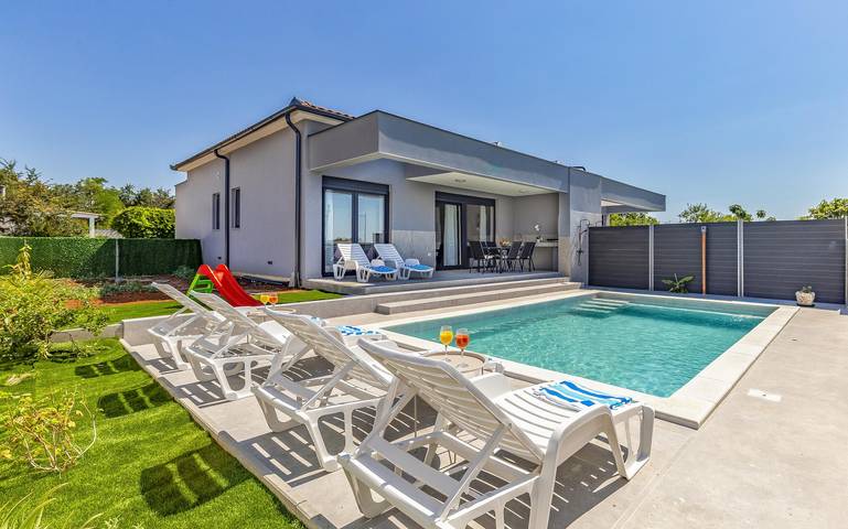 Villa pour 5 personnes, avec piscine et jardin, adapté aux familles à Loborika - 2