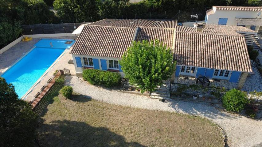 Location de vacances pour 8 personnes, avec piscine ainsi que vue et jardin à Seynes