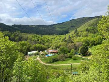 Gîte pour 4 personnes, avec vue ainsi que piscine et terrasse, animaux acceptés à Saint-Pons-de-Thomières