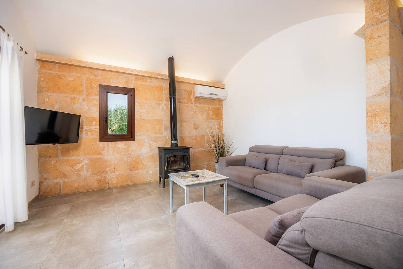 Villa 'Es Porxo' with Mountain View, Wi-Fi and Air Conditioning in Campos, South Majorca