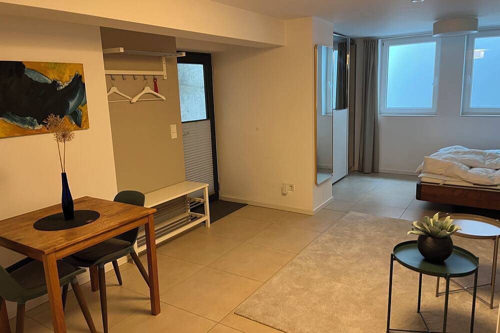 Appartamento intero, Beautiful apartment with private access in a quiet location with good transport links in Francoforte, Hesse del Sur