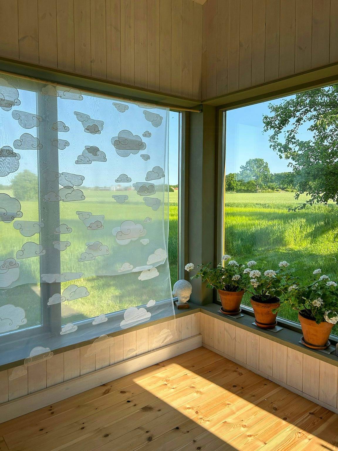 Kleines Haus zwischen Apfelbäumen in der Nähe des Vätternsees in Ödeshög, Vättern
