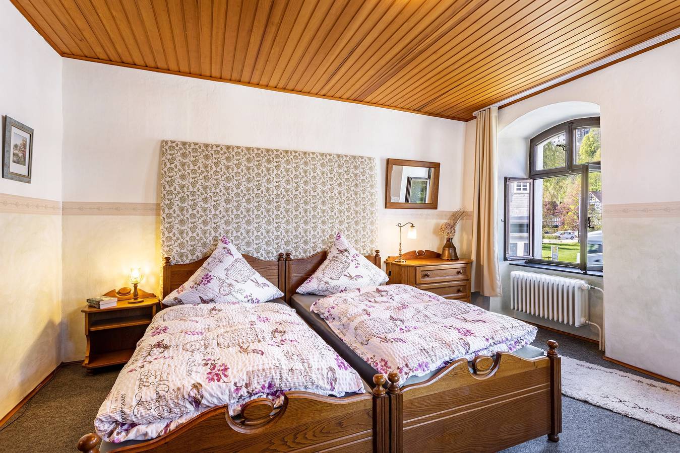 Ganze Wohnung, Ferienwohnung 'Sauerland Burgfenster' mit Bergblick, gemeinsamer Terrasse und Wlan in Lennestadt, Sauerland