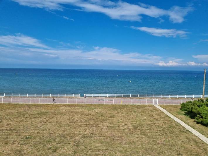 Location de vacances pour 4 personnes, avec Balcon et Terrasse ainsi que Jardin et Vue à Lion-sur-Mer