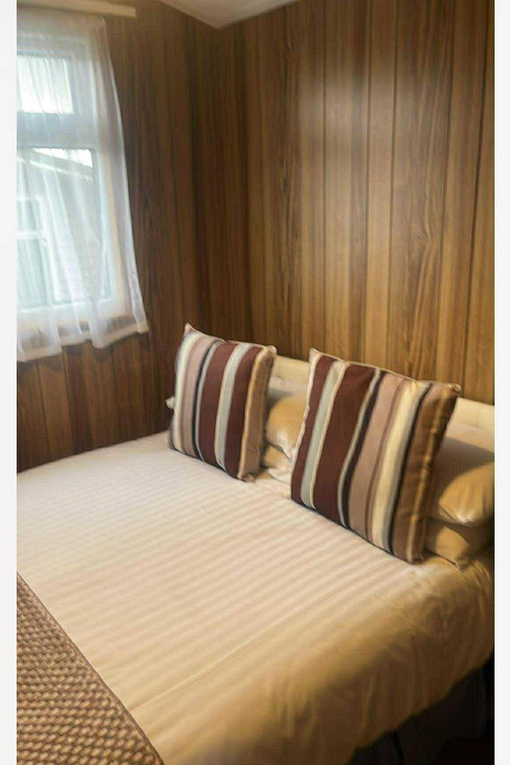 Cabin Sleeps 4 with Parking in Cornwall
