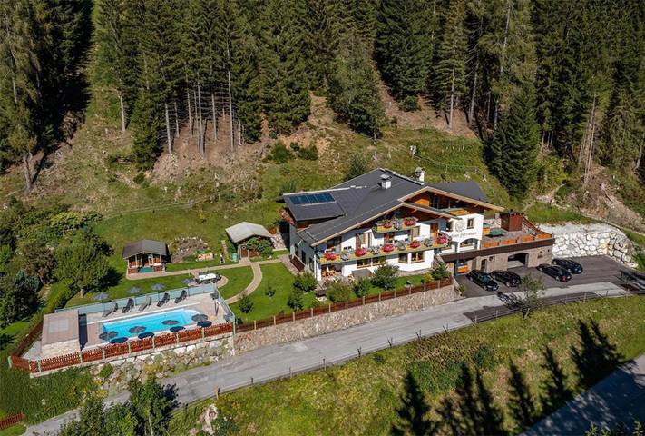 Gästehaus für 6 Personen, mit Balkon und Terrasse sowie Garten und Pool
