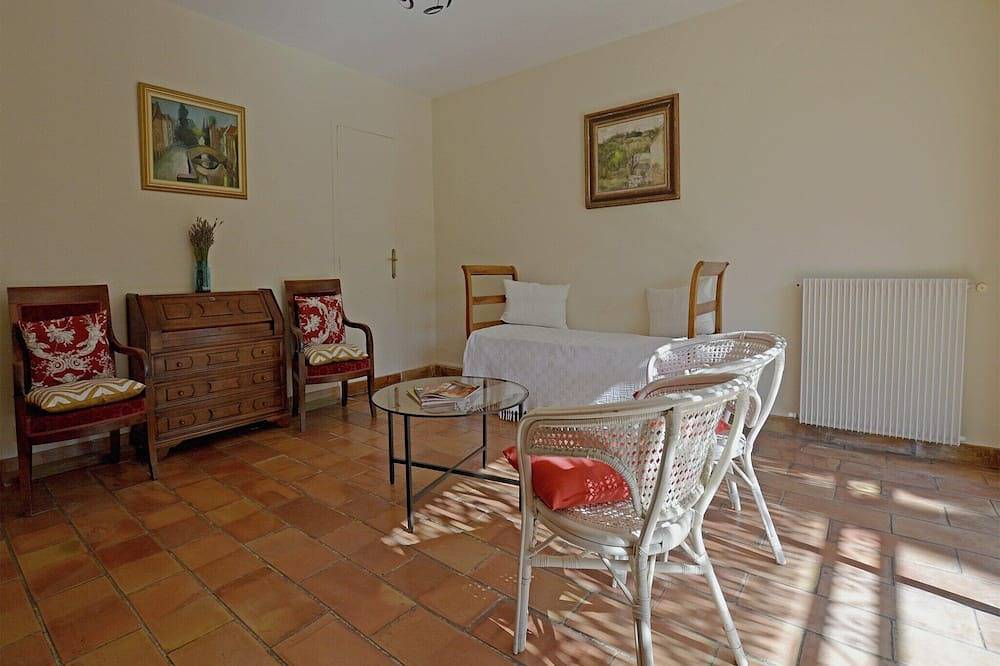 Mediterranean Garden Retreat in Vergèze, Nimes region