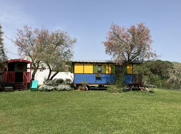 Cottage pour 2 personnes, avec jardin ainsi que vue sur le lac et piscine dans Parc naturel régional de Camargue